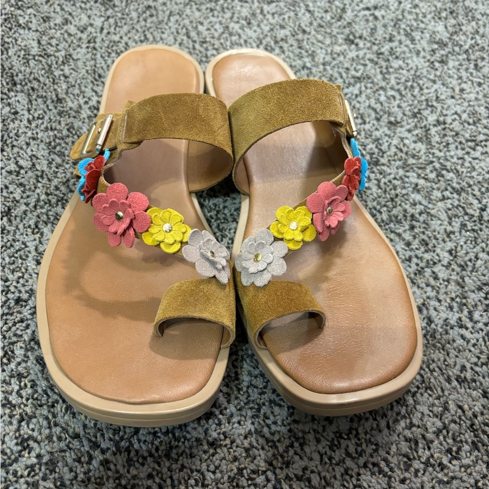 Sandals with flower embellishments